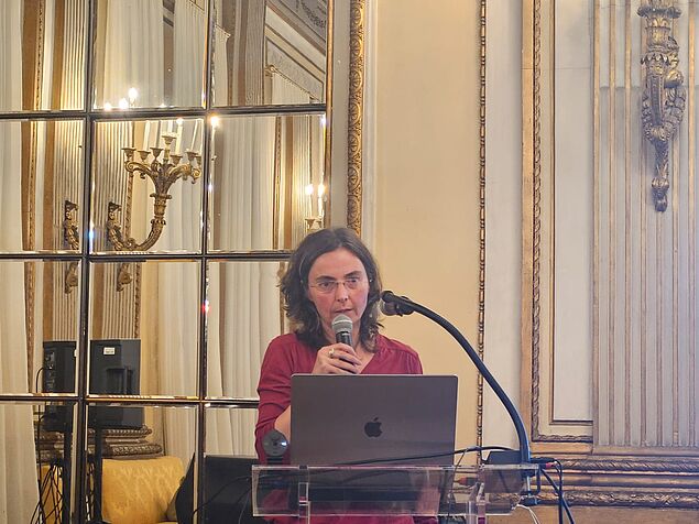 Donata Romizi bei Vortrag