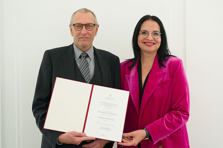 Kunst- und Kulturstaatssekretärin Andrea Mayer überreicht Konrad Paul Liessmann das Österreichische Ehrenkreuz für Wissenschaft und Kunst I. Klasse