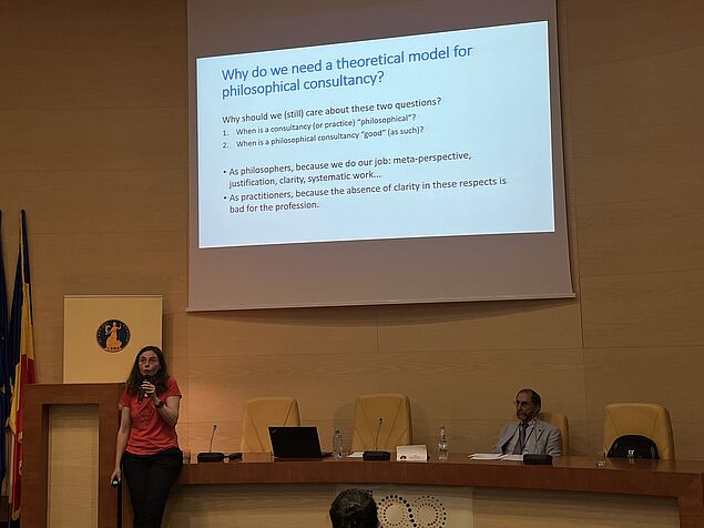 Donata Romizi hält einen Vortrag zu "A theoretical model for philosophical consultancy"