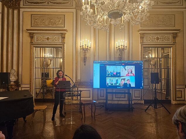 Donata Romizi bei Vortrag inkl. Online-Teilnehmer:innen